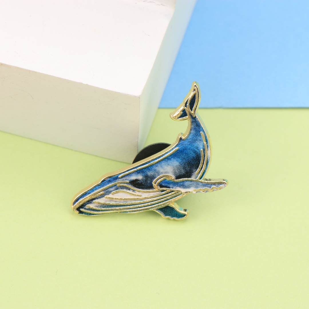 Embroidery Whale - เข็มกลัดเคลือบสีน้ำเงินไล่เฉดลายวาฬ, เข็มกลัดรูปสัตว์ทะเลขอบทอง, เข็มกลัดโลหะรูปสัตว์ทะเลสำหรับเสื้อแจ็คเก็ต, กระเป๋าเป้สะพายหลัง และหมวก