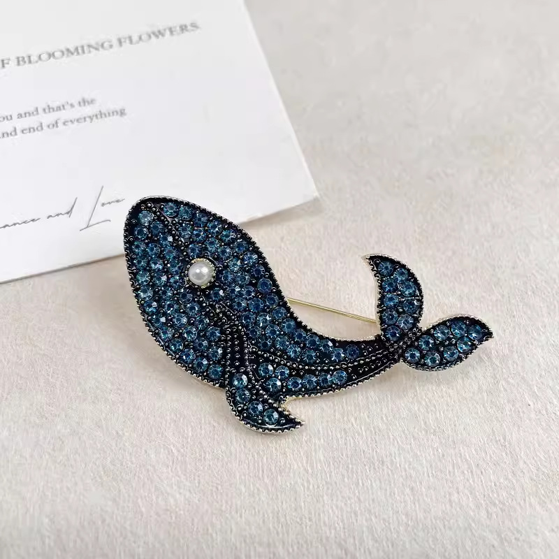Embroidery Whale - เข็มกลัดปลาวาฬสีน้ำเงินสุดสร้างสรรค์สำหรับผู้หญิงวินเทจผู้ชายเข็มกลัดติดปกเข็มกลัดสัตว์รูปปลาวาฬประดับพลอยเทียมหรูหราของขวัญจาก MODE Korea