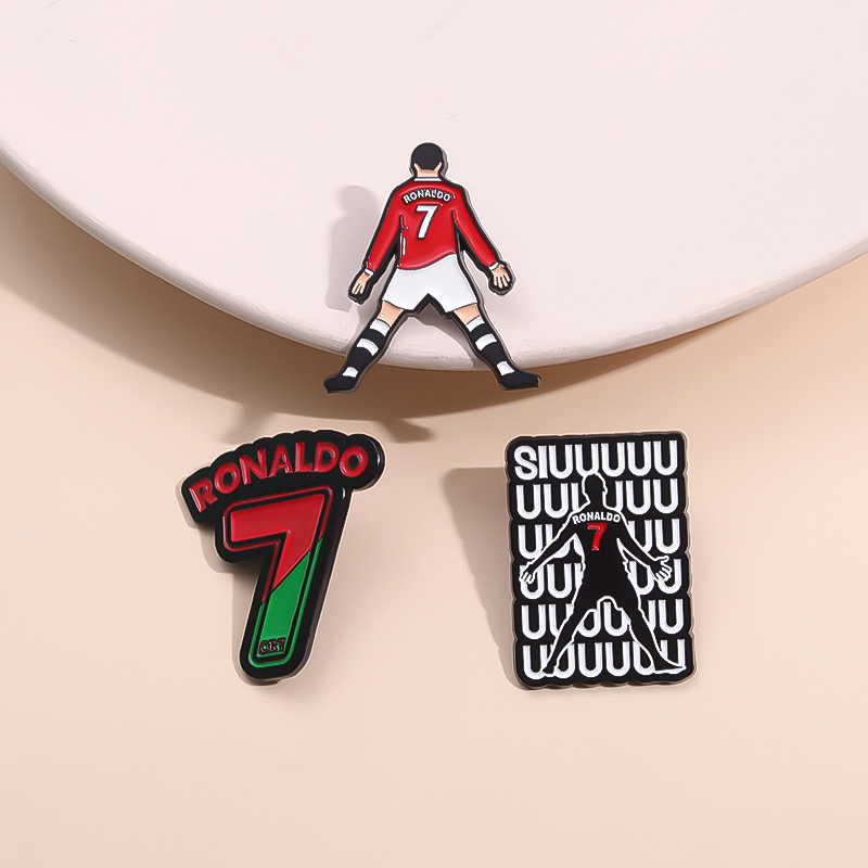 Embroidery House - การ์ตูนฟุตบอลตัวอักษรเคลือบ Pins หมายเลข 7 Creative เข็มกลัดกระเป๋าเป้สะพายหลัง