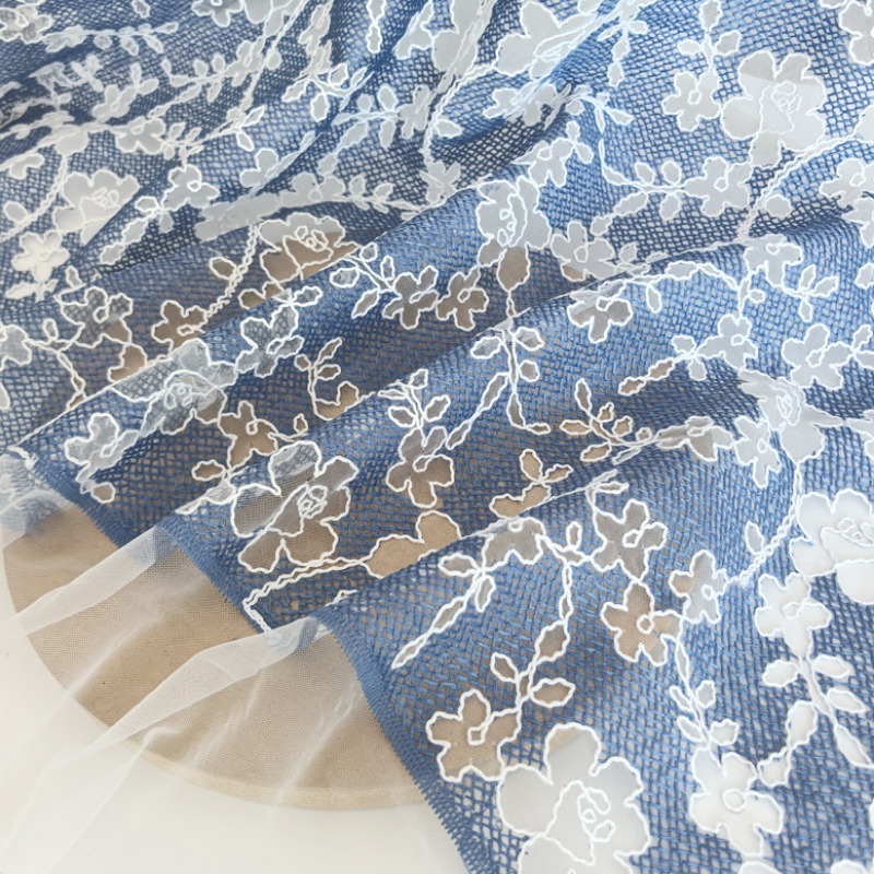 ผ้าลูกไม้ปักลายดอกไม้สีฟ้าพื้น - Embroidery Flower Pattern บทวิจารณ์และราคา