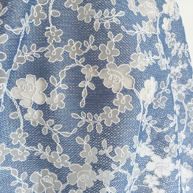 ผ้าลูกไม้ปักลายดอกไม้สีฟ้าพื้น - Embroidery Flower Pattern บทวิจารณ์และราคา